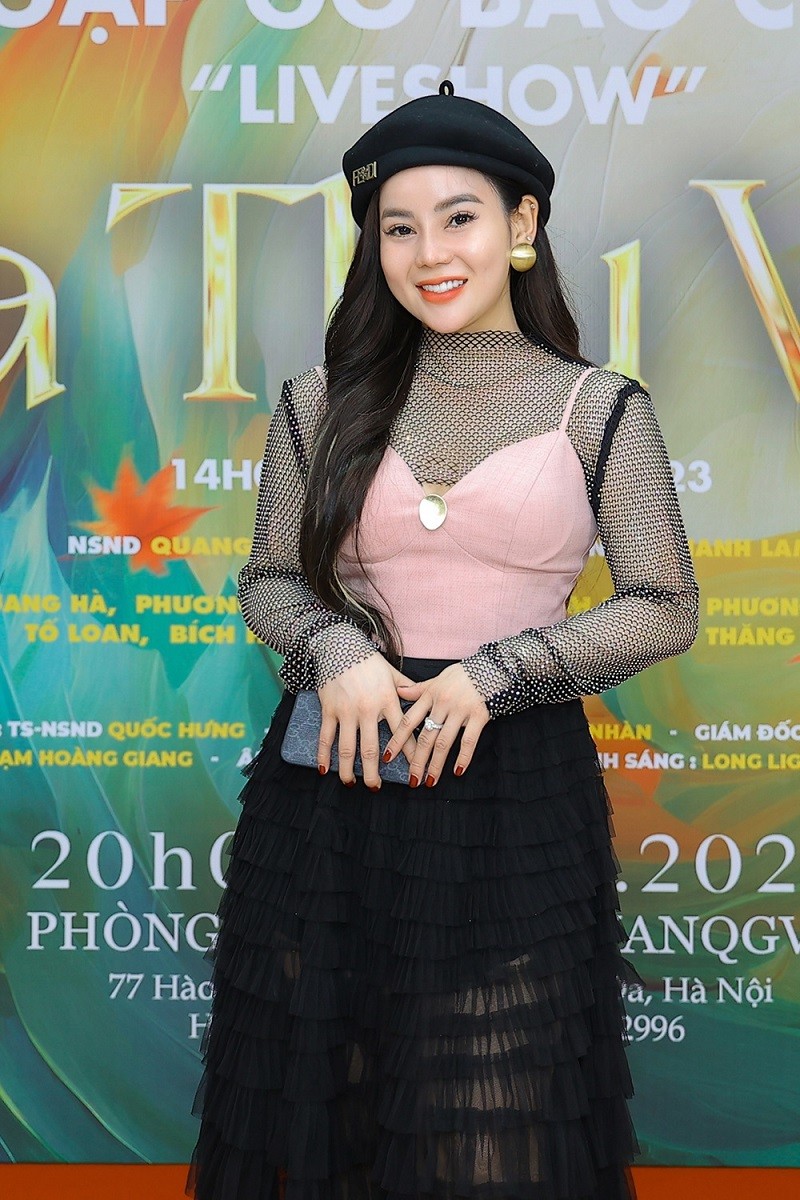 Sau khi tốt nghiệp xuất sắc hệ cử nhân tại Học viện Âm nhạc quốc gia Việt Nam, ca sĩ Hương Ly cũng được nhận làm giảng viên. 