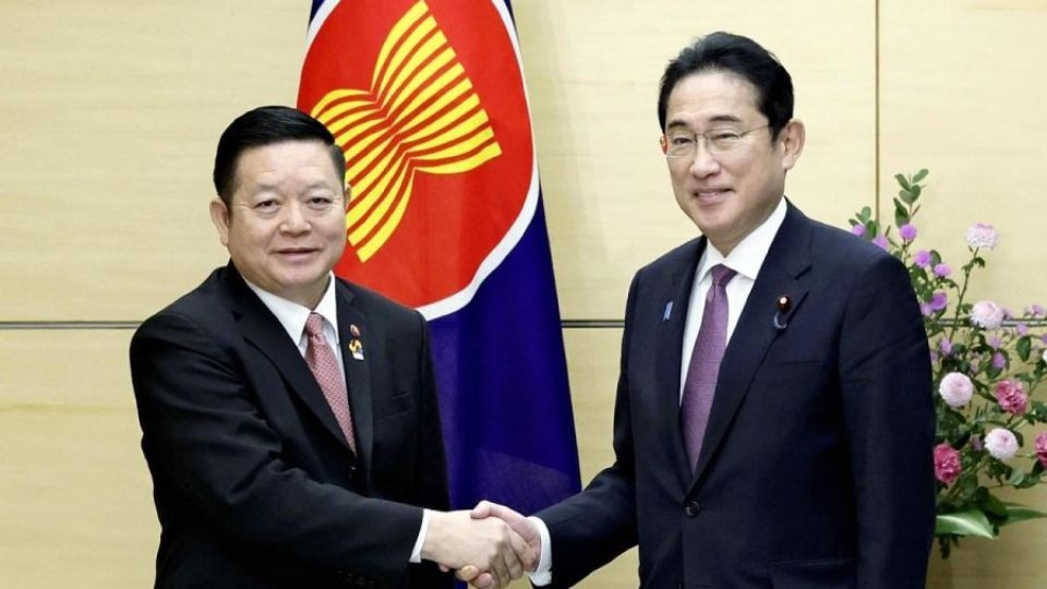 Thủ tướng Nhật Bản Kishida Fumio (phải) và Tổng thư ký ASEAN Kao Kim Hourn tại Văn phòng Thủ tướng ở Tokyo ngày 24/10/2023. (Nguồn: Yomiuri Shimbun)