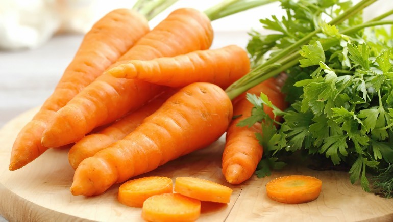 Ăn cà rốt liên tục trong 3 tháng, làn da cô gái chuyển sang màu vàng cam
