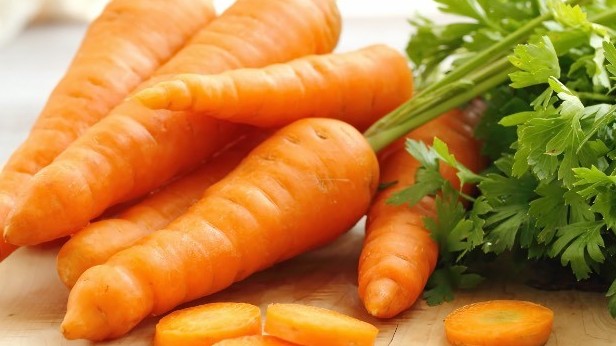 Ăn cà rốt liên tục trong 3 tháng để giảm cân, làn da cô gái chuyển dần sang màu vàng cam