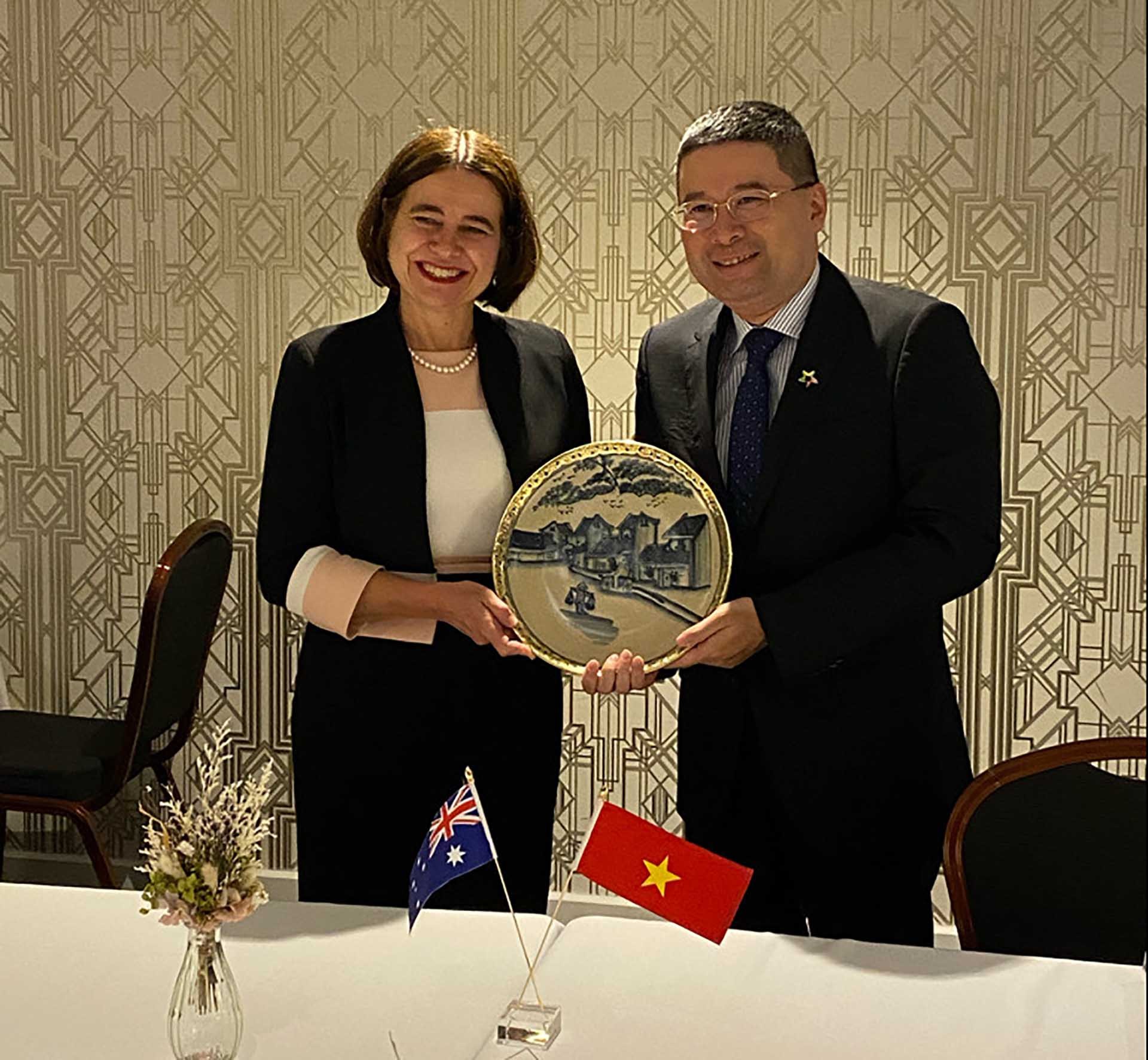 Cục trưởng Cục Lãnh sự Bộ Ngoại giao Việt Nam Doãn Hoàng Minh và Vụ trưởng Vụ Đông Nam Á, Bộ Ngoại giao và Thương mại Australia Robyn Mudie.