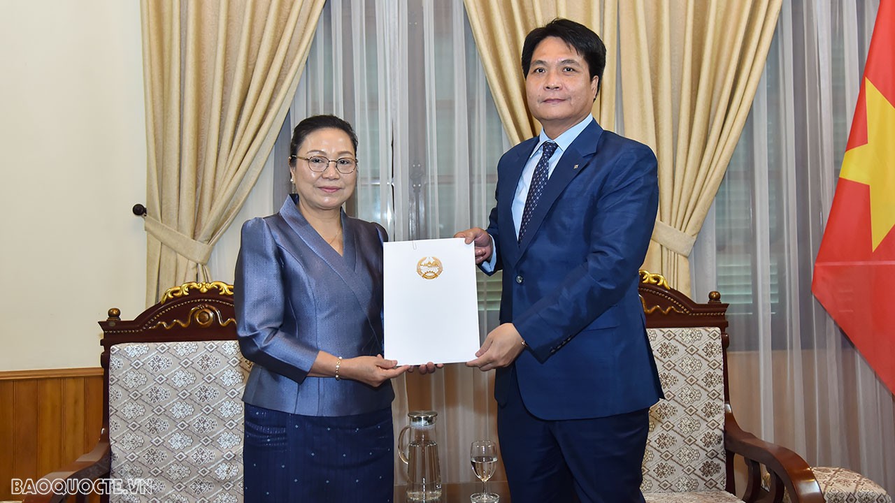 Cục trưởng Cục Lễ tân Nhà nước tiếp Đại sứ Lào tại Việt Nam trao bản sao Thư ủy nhiệm