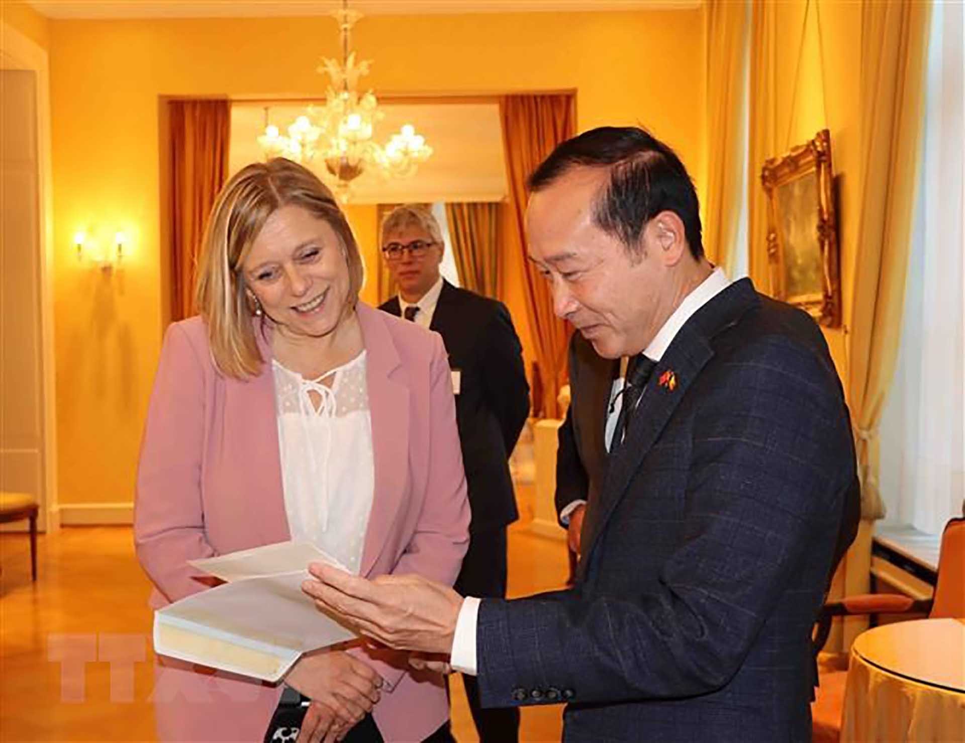 Đại sứ Việt Nam tại Vương quốc Bỉ Nguyễn Văn Thảo trao thư cảm ơn của Chủ tịch Quốc hội Vương Đình Huệ cho Chủ tịch Hạ viện Bỉ Éliane Tillieux. (Nguồn: TTXVN)