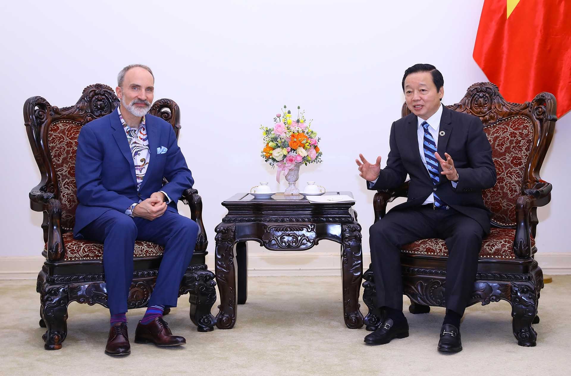 Phó Thủ tướng Trần Hồng Hà tiếp Giáo sư David Rogers của trường Kinh doanh Columbia, Hoa Kỳ. (Nguồn: TTXVN)