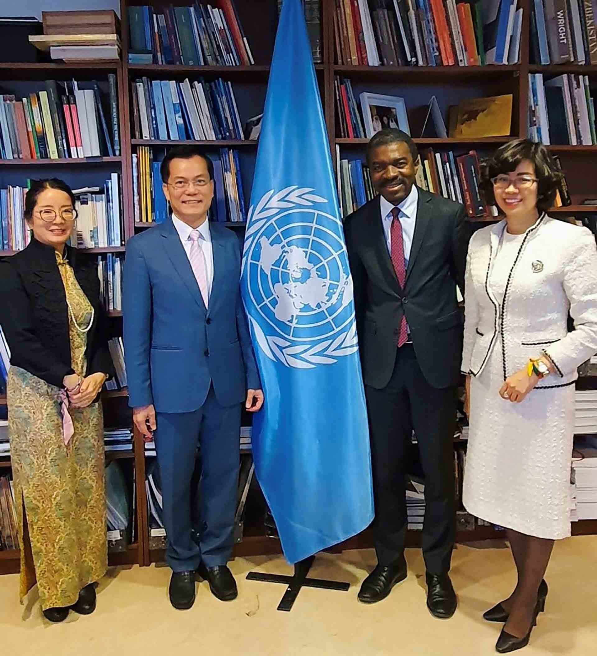 Thứ trưởng Hà Kim Ngọc, Chủ tịch UBQG UNESCO Việt Nam gặp gỡ, trao đổi với Giám đốc Trung tâm Di sản Thế giới Lazare Eloundou Assomo (Nguồn: Đoàn công tác)