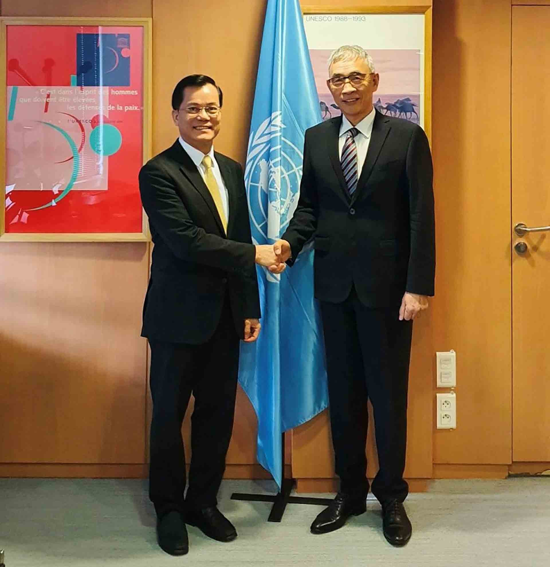 Thứ trưởng Hà Kim Ngọc, Chủ tịch UBQG UNESCO Việt Nam gặp gỡ, trao đổi với  Phó Tổng giám đốc UNESCO Xing Qu (Nguồn: Đoàn công tác)