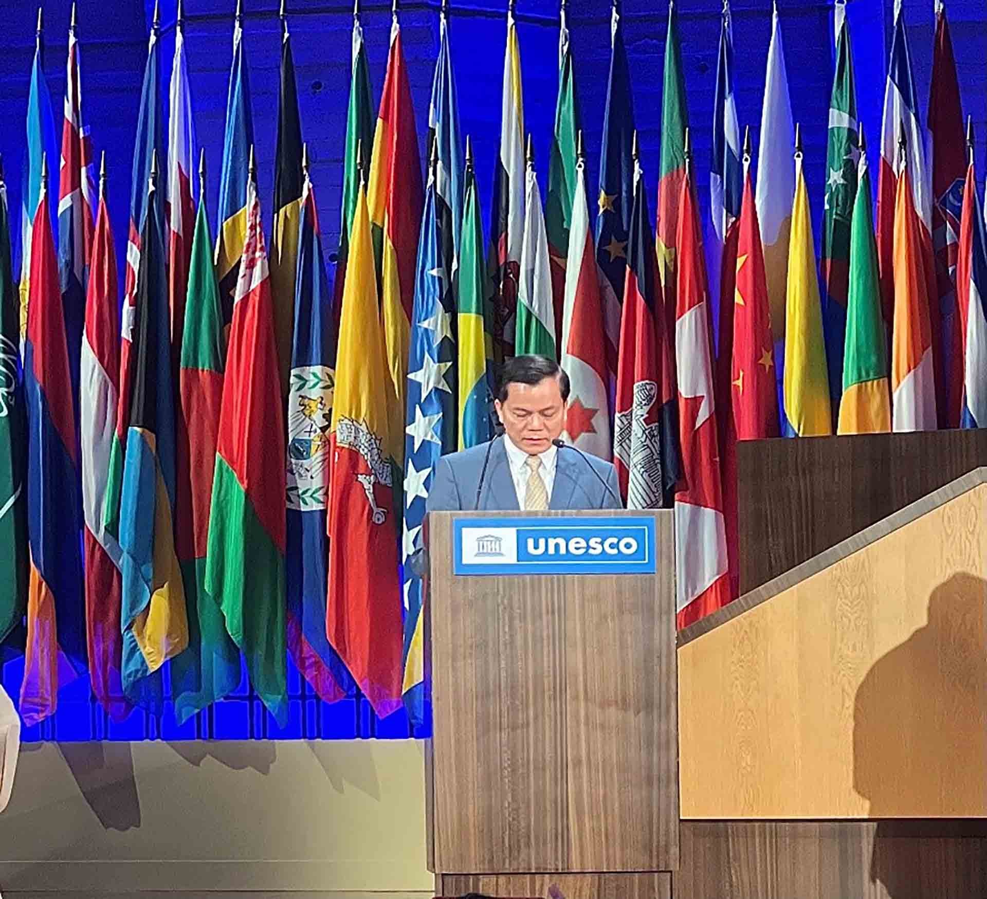 Thứ trưởng Hà Kim Ngọc, Chủ tịch UBQG UNESCO Việt Nam, phát biểu tại Phiên toàn thể Đại hội đồng UNESCO ngày 8/11 (Nguồn: Đoàn công tác)