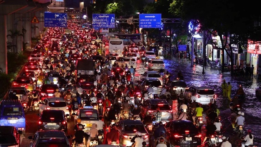 Ùn tắc giao thông ở Hà Nội: ‘Căn bệnh’ mạn tính cần chữa trị nhanh chóng