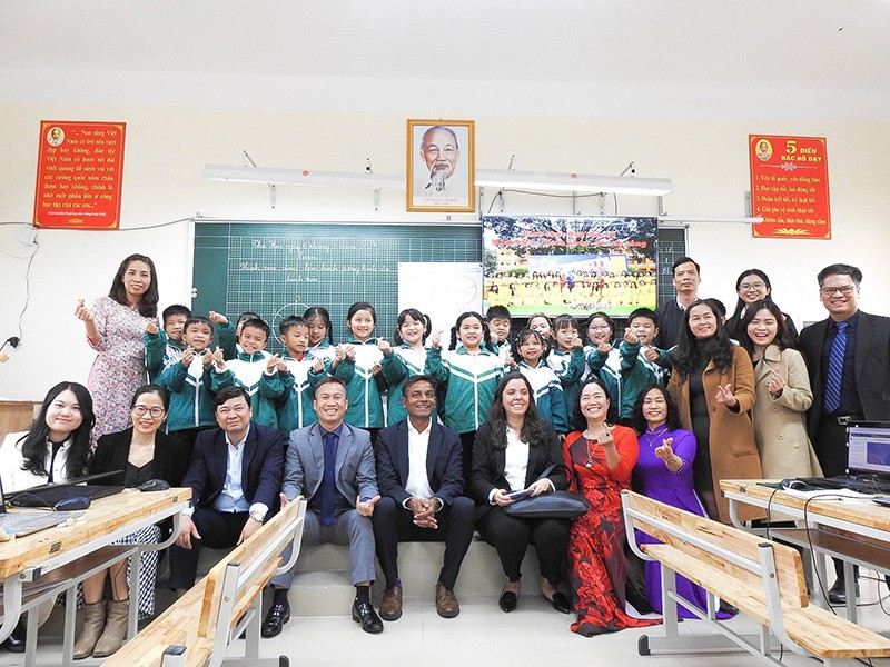 đội ngũ Khan Academy chụp cùng thầy cô và học sinh Trường Quang Minh B - Mê Linh - Hà Nội