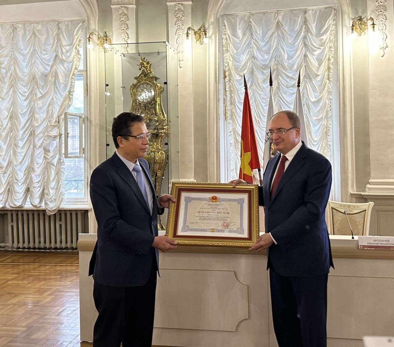 Trao tặng Huân chương Hữu nghị cho Thống đốc Saint Petersburg và Viện Hồ Chí Minh - Đại học Tổng hợp Saint Petersburg