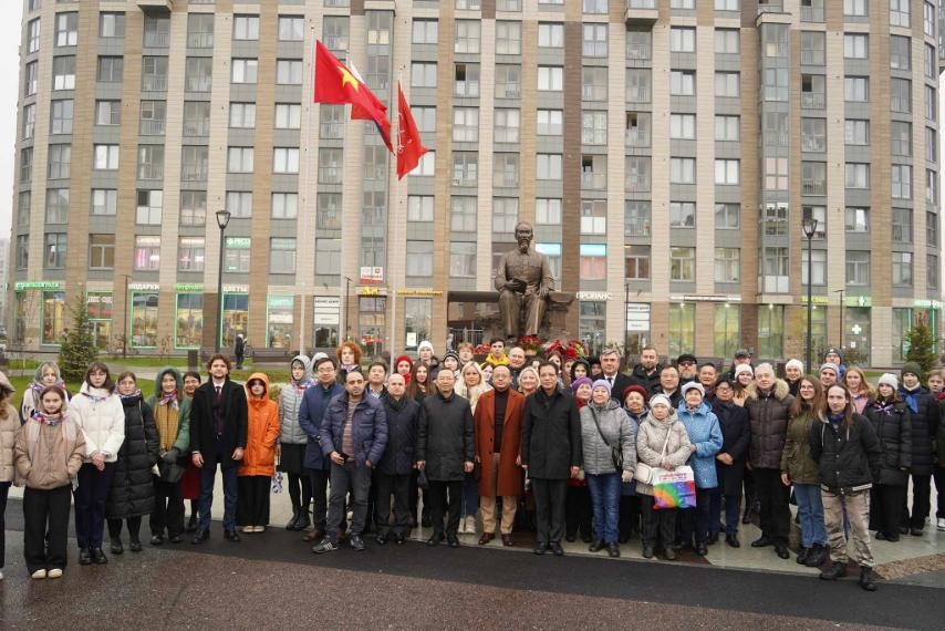Đoàn cán bộ Đại sứ quán Việt Nam tại Liên bang Nga, đông đảo cộng đồng và người dân Saint Petersburg đến dâng hoa tại Tượng đài Hồ Chi Minh. (Ảnh: Thanh Vân)