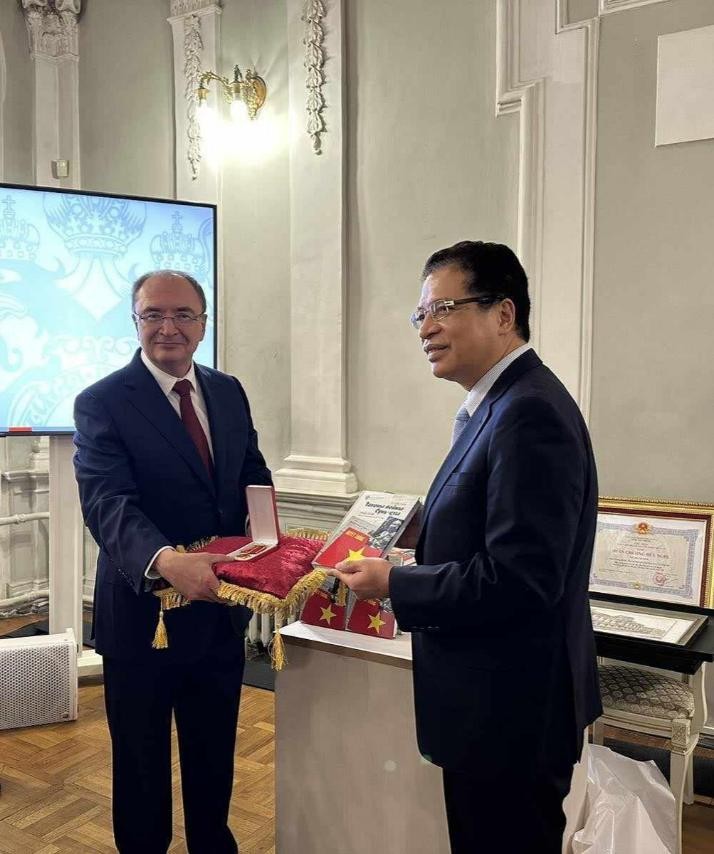 Trao tặng Huân chương Hữu nghị cho Thống đốc Saint Petersburg và Viện Hồ Chí Minh - Đại học Tổng hợp Saint Petersburg