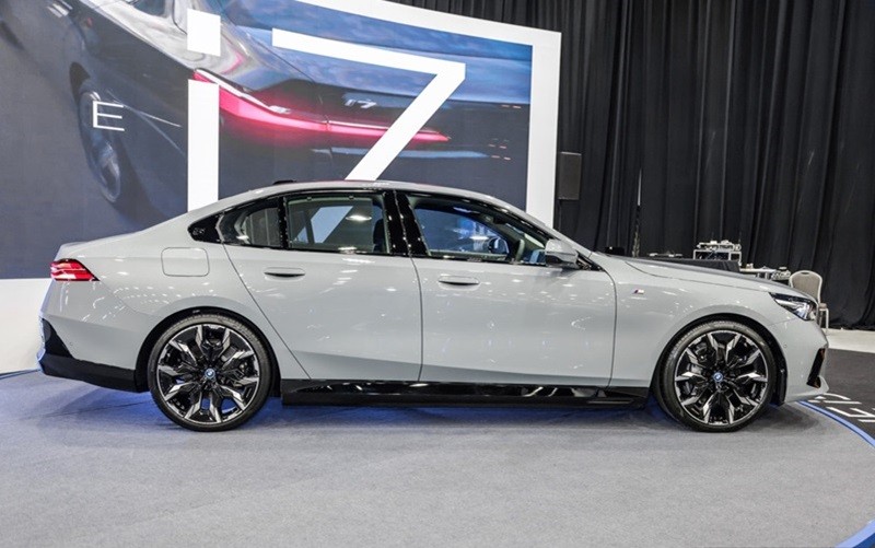 Cận cảnh xe điện BMW i5 2024 ra mắt tại Malaysia, giá trên 2 tỷ đồng