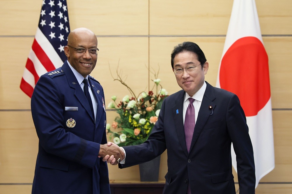 (11.10) Thủ tướng Nhật Bản Kishida Fumio và Chủ tịch Hội đồng Tham mưu trưởng Liên quân Mỹ, Tướng Charles Brown. (Nguồn: Văn phòng Thủ tướng Nhật Bản)