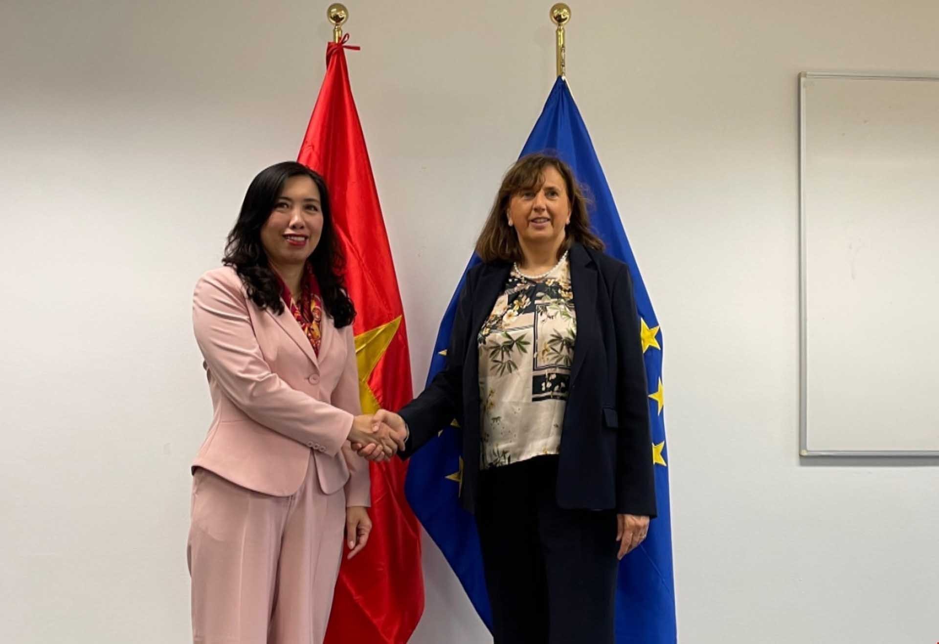 Thứ trưởng Ngoại giao Lê Thị Thu Hằng và Quyền Tổng Vụ trưởng Tổng vụ châu Á-Thái Bình Dương của Cơ quan Đối ngoại EU Paola Pampaloni. (Nguồn: TTXVN)
