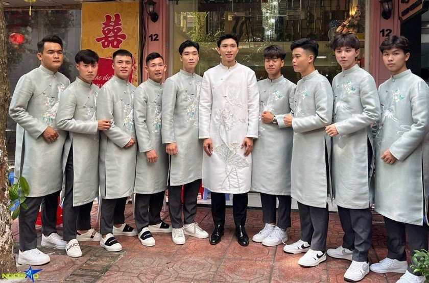Đoàn Văn Hậu và dàn phù rể diện áo dài của NTK Hà Cúc, chuẩn bị đến nhà cô dâu.
