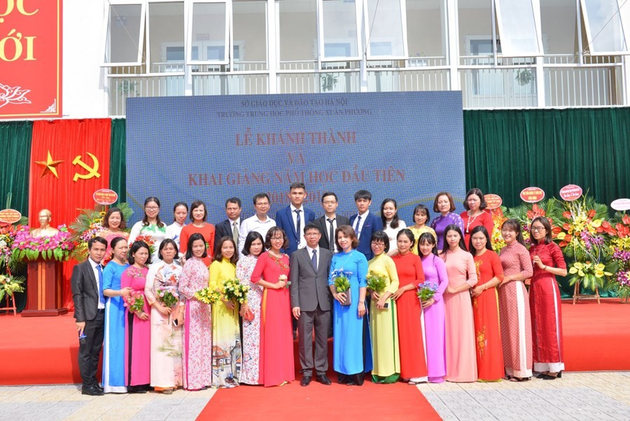 Các thầy, cô giáo trường THPT Xuân Phương.