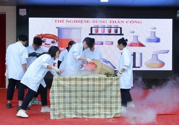Hình ảnh học sinh trường THPT Xuân Phương thực hiện thí nghiệm trong ngày hội STEM.