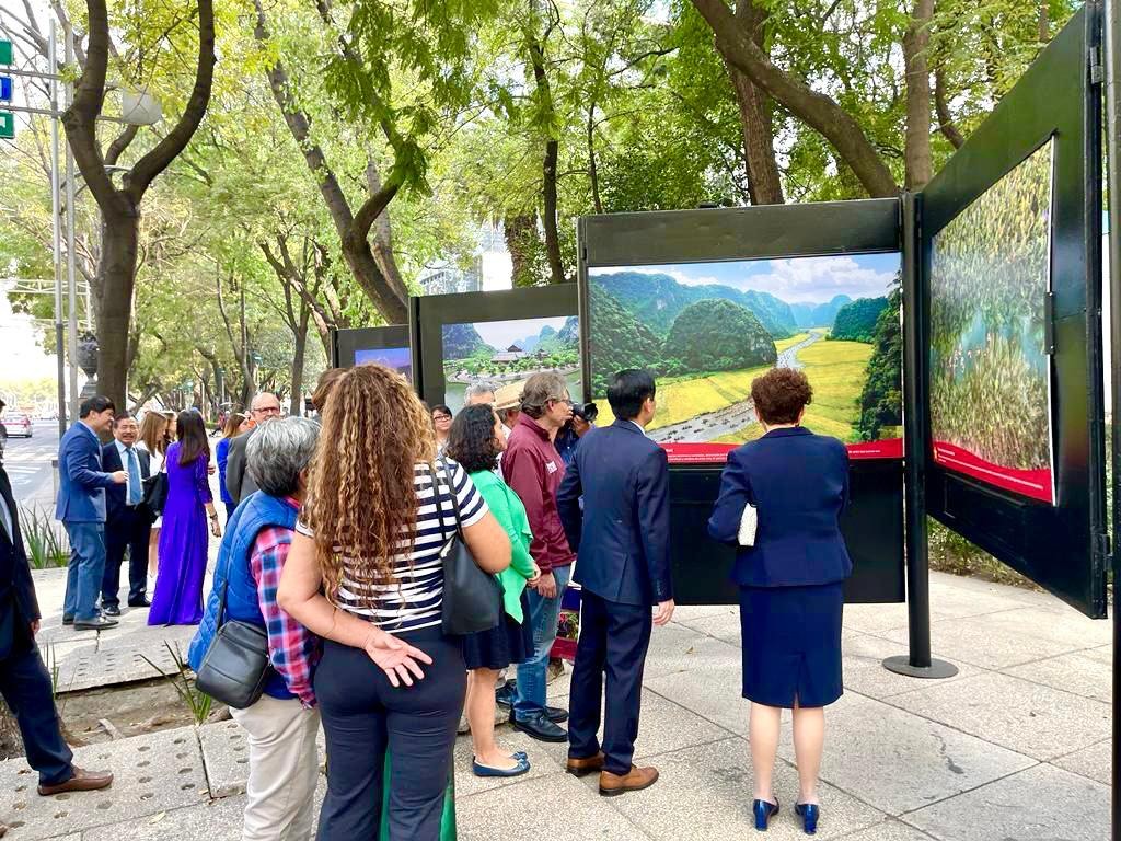 Triển lãm ảnh 'Việt Nam quyến rũ và năng động' tại Đại lộ trung tâm thủ đô Mexico