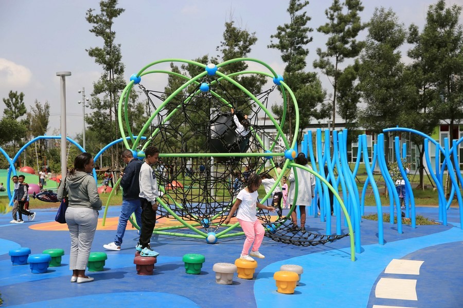Trẻ em đang vui chơi tại một sân chơi ở Addis Ababa, Ethiopia, vào ngày 16/9/2023. (Nguồn: Tân Hoa xã)