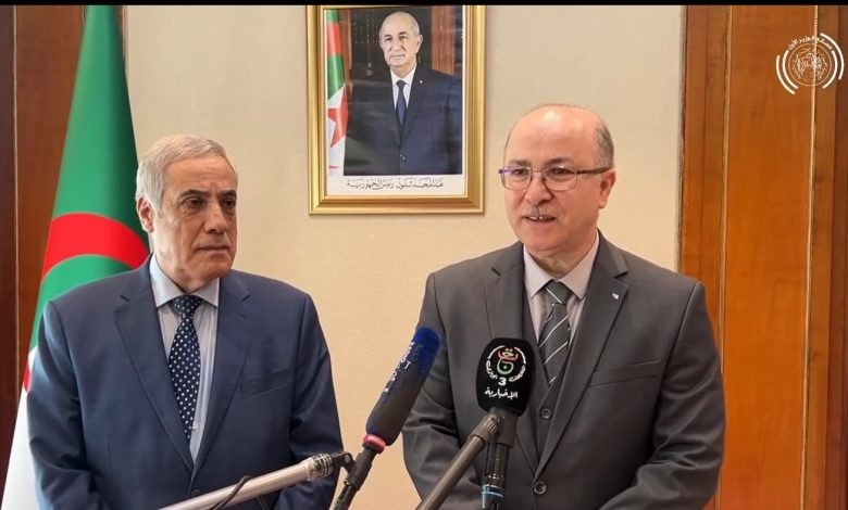 Tổng thống Algeria Abdelmadjid Tebboune đã bổ nhiệm ông Ennadir Larbaoui (trái) làm thủ tướng mới của nước này. (Nguồn: Horizons)