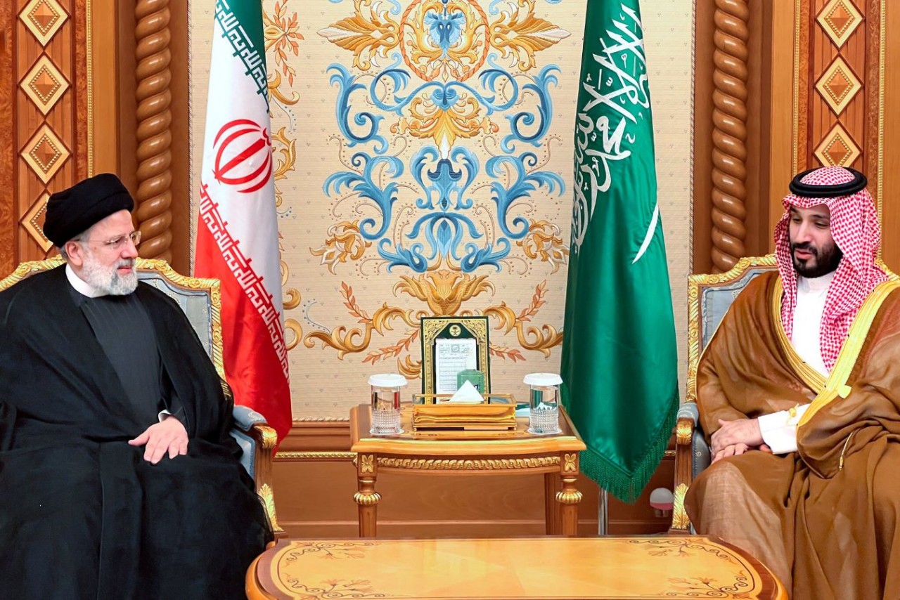 Thái tử Saudi Arabia Mohammed bin Salman và Tổng thống Iran Ebrahim Raisi trong cuộc họp khẩn cấp của Liên đoàn Ả Rập và Tổ chức Hợp tác Hồi giáo (OIC), tại Riyadh ngày 11/11/2023. (Nguồn: AFP)