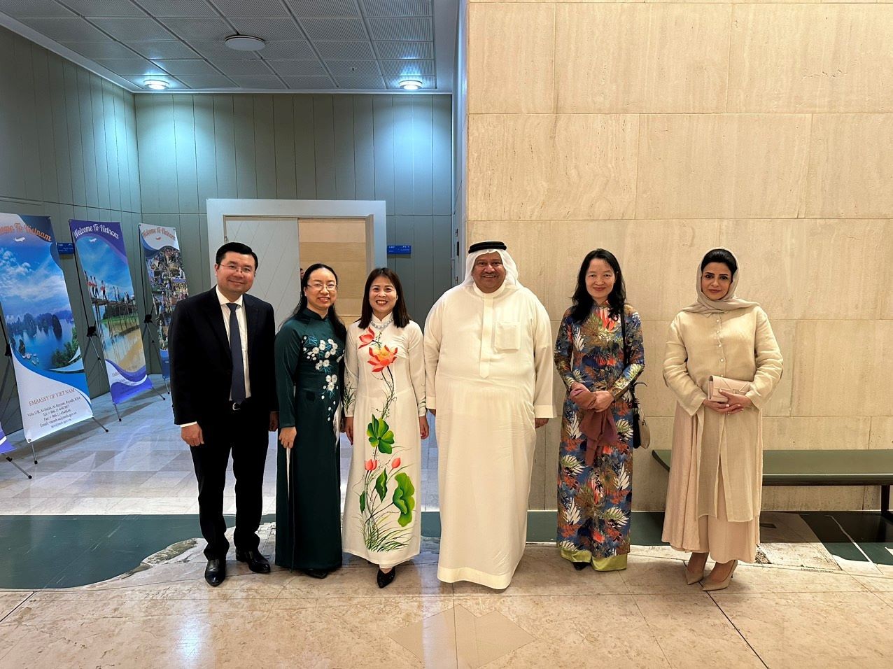Đại diện Cơ quan Văn hóa và Di sản và Phòng Thương mại và Công nghiệp Bahrain hào hứng dự buổi khai mạc Tuần phim.