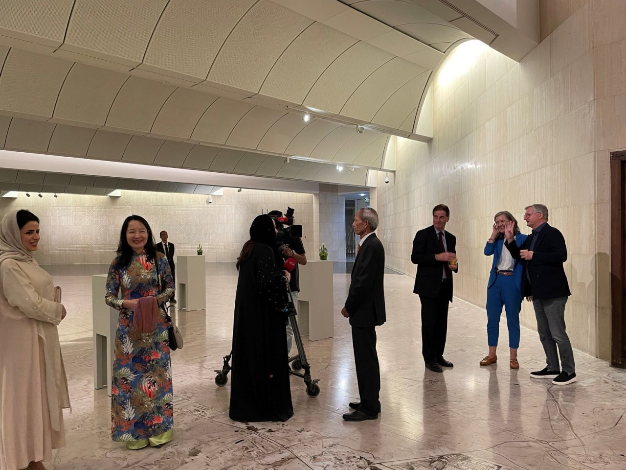 Hãng truyền hình Bahrain phỏng vấn Đại sứ Đặng Xuân Dũng nhân buổi khai mạc Tuần lễ phim.
