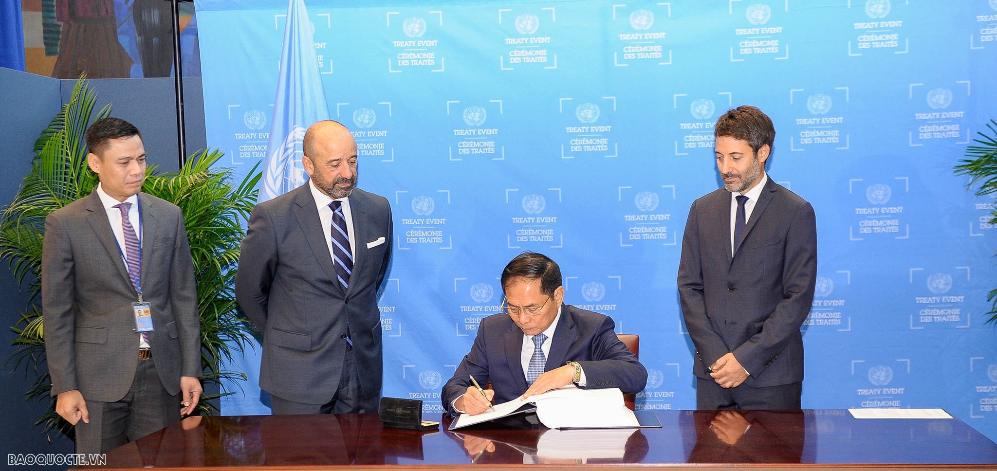Bộ trưởng Ngoại giao Bùi Thanh Sơn ký Hiệp định về Hiệp định về Bảo tồn và sử dụng bền vững đa dạng sinh học ở vùng biển nằm ngoài quyền tài phán quốc gia.