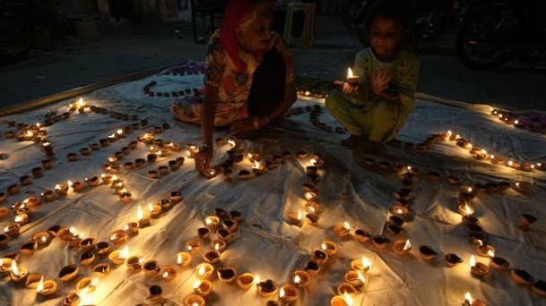 Ấn Độ: Lễ hội Diwali lập kỷ lục thế giới Guinness về số lượng đèn dầu bằng đất được thắp sáng