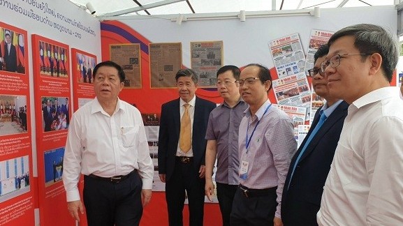 Trưởng Ban Tuyên giáo Trung ương Nguyễn Trọng Nghĩa thăm Hội chợ-Triển lãm Việt Nam-Lào