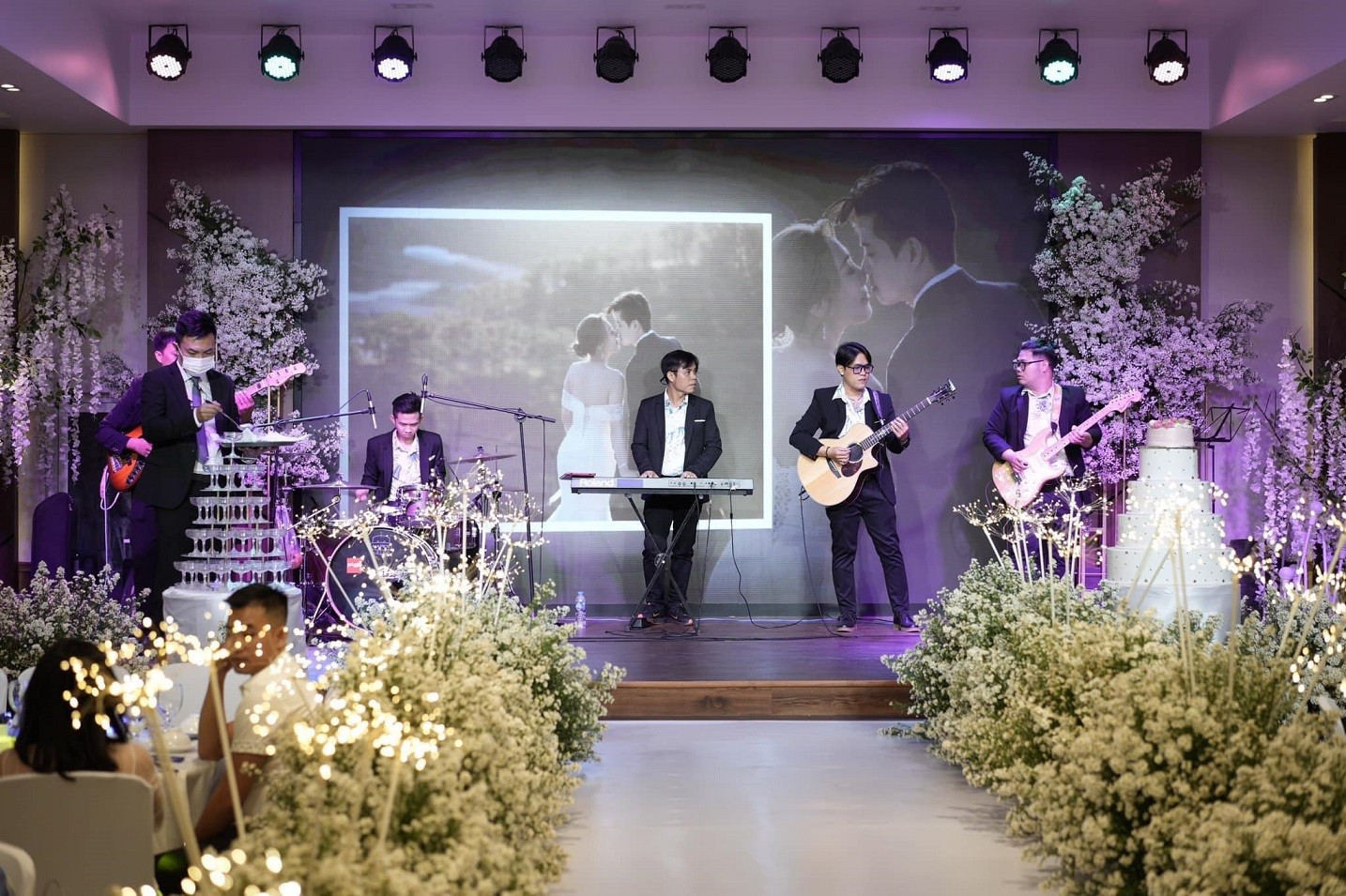 Sao Mai Center: Wedding season love song