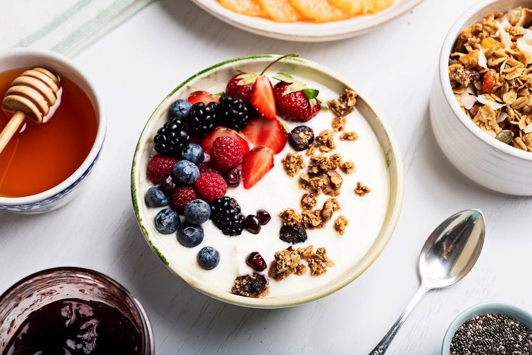 Bữa sáng cân bằng dinh dưỡng với sữa chua Hy Lạp cùng các loại hạt và trái cây