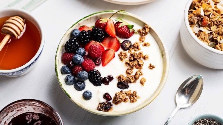 Bữa sáng cân bằng dinh dưỡng với sữa chua Hy Lạp cùng các loại hạt và trái cây tươi