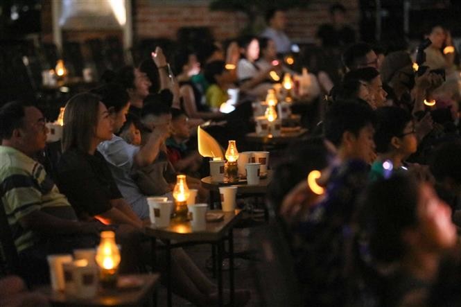 Visitors watch 3D-mapping technology at the Temple of Literature's night tour. VNA Photo