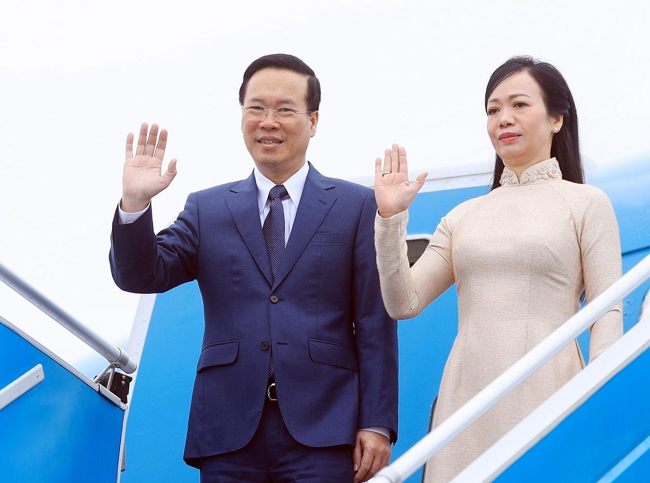 Chủ tịch nước Võ Văn Thưởng và Phu nhân rời Hà Nội, lên đường tham dự APEC 2023 tại Hoa Kỳ.