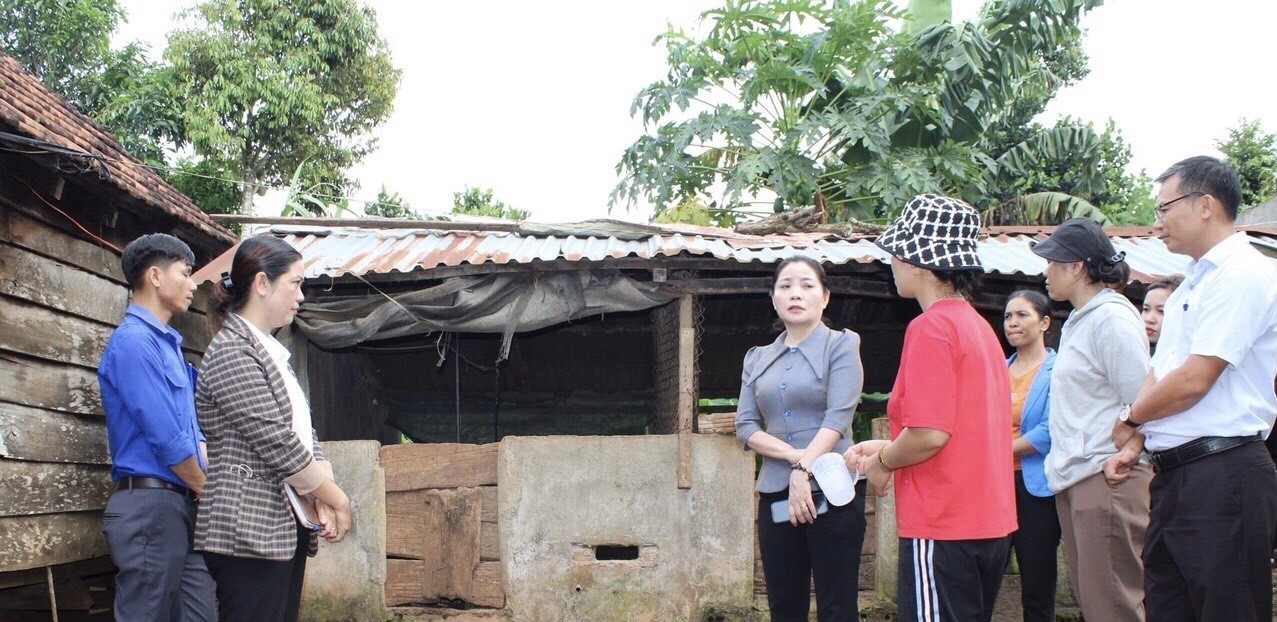 Bí thư Nguyễn Thị Thu Nguyệt (thứ 3 từ trái sang) thường xuyên thăm hỏi, động viên người dân xây dựng cuộc sống mới. (Ảnh: Nguyễn Văn Chiến)