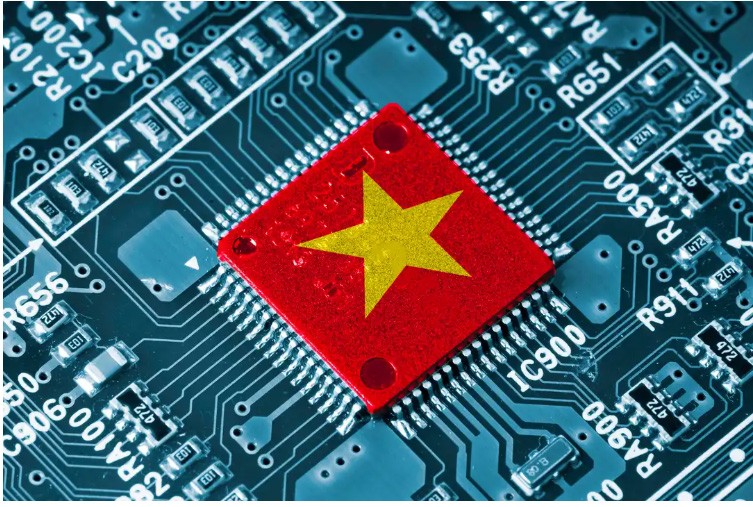 Cờ Việt Nam trên bộ vi xử lý Microchip trên bo mạch điện tử của một linh kiện quan trọng trong tính smartphone. (Nguồn: Getty Images)