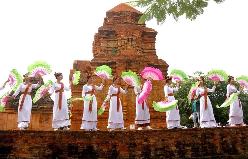 Lễ hội Katê của đồng bào Chăm theo đạo Bà la môn tỉnh Bình Thuận không chỉ đáp ứng nhu cầu văn hoá tâm linh của đồng bào Chăm mà còn là dịp để thu hút du khách tham quan, tìm hiểu nét đặc trưng của cộng đồng người Chăm. (Nguồn: TTXVN)