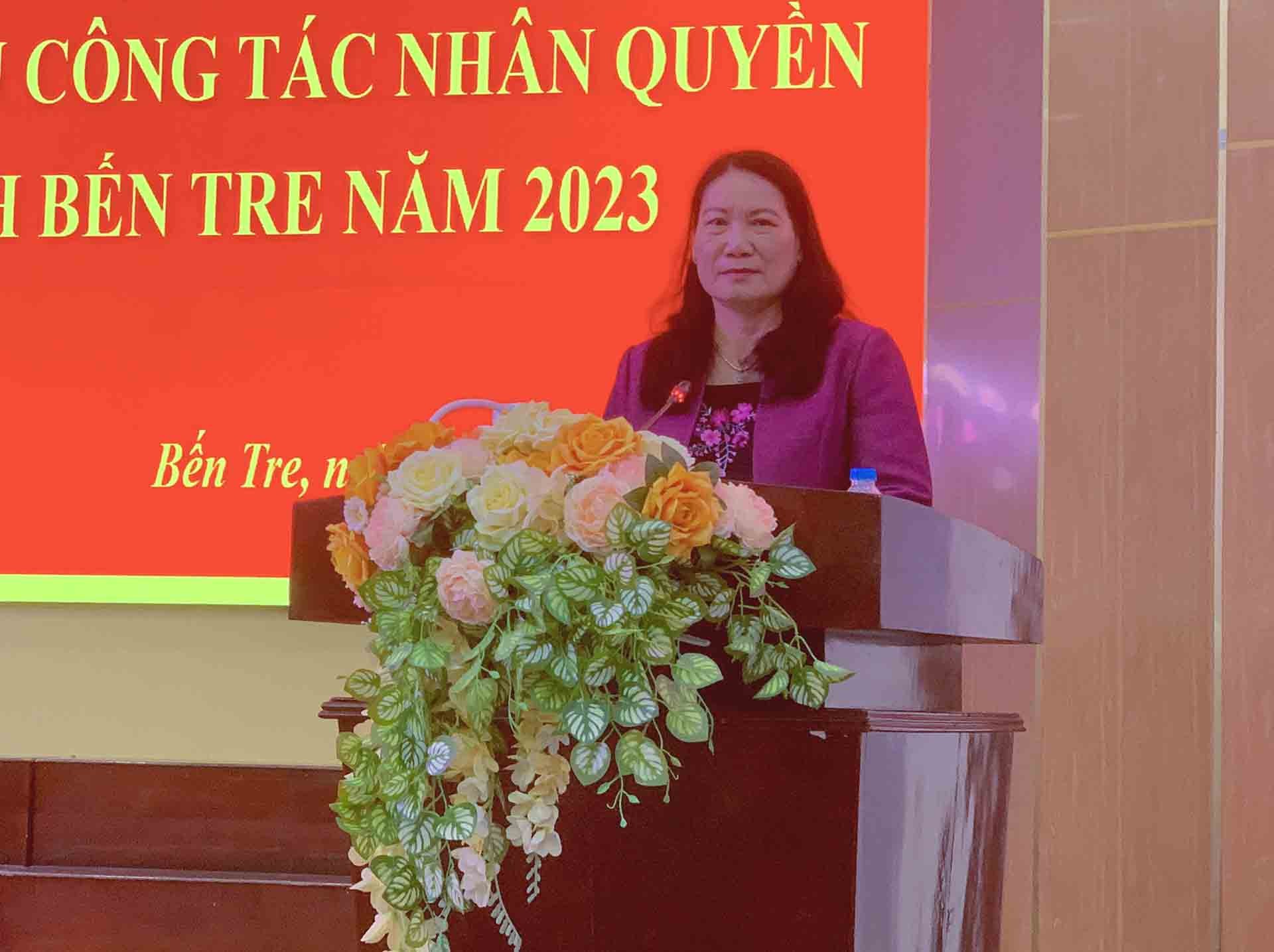 Đồng chí Nguyễn Thị Bé Mười, Phó Chủ tịch UBND tỉnh, Trưởng Ban Chỉ đạo về Nhân quyền tỉnh Bến Tre phát biểu.