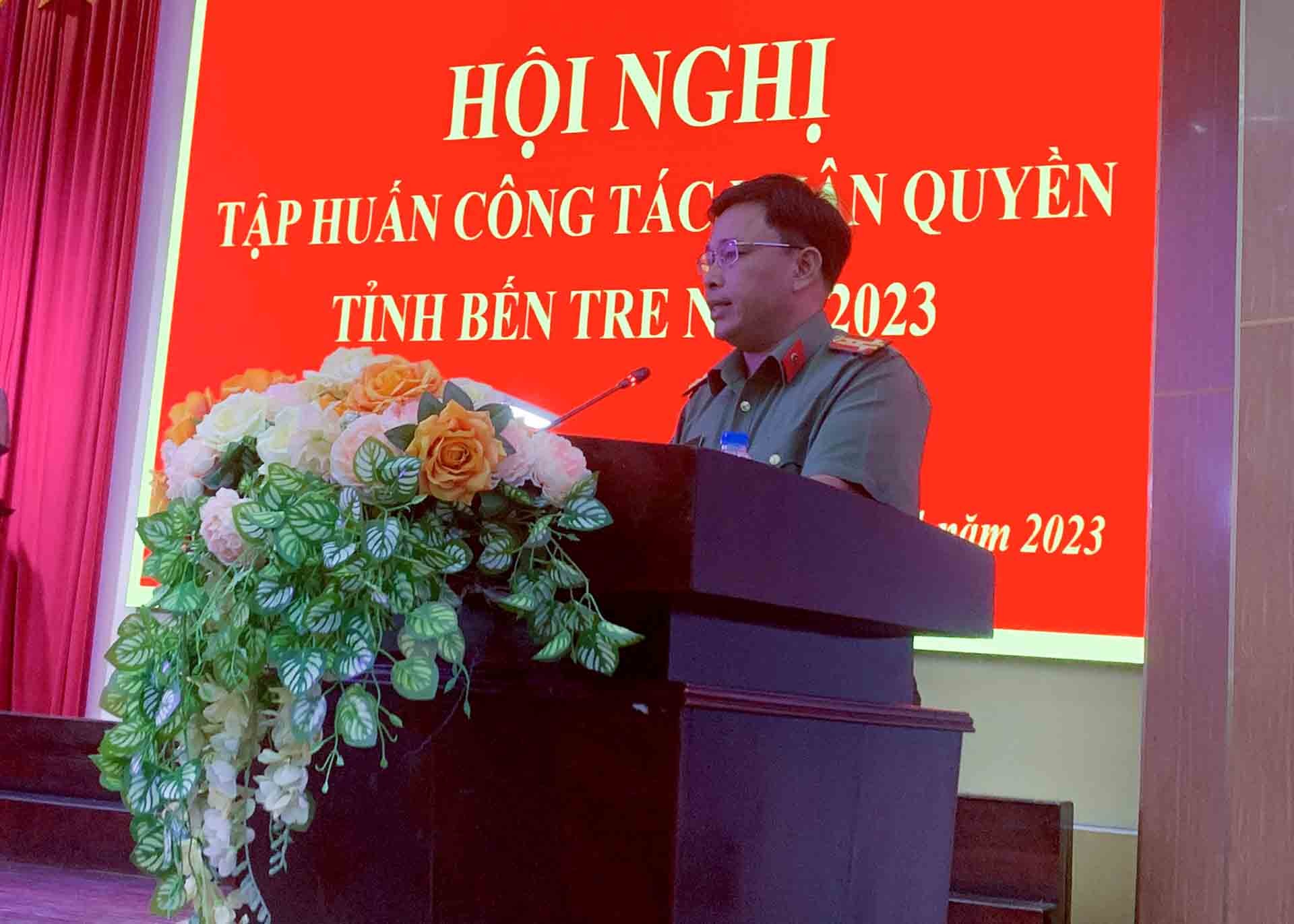 Đại tá Phạm Thanh Tùng - Phó Giám đốc Công an tỉnh, Phó Trưởng Ban thường trực Ban Chỉ đạo về Nhân quyền tỉnh Bến Tre phát biểu.