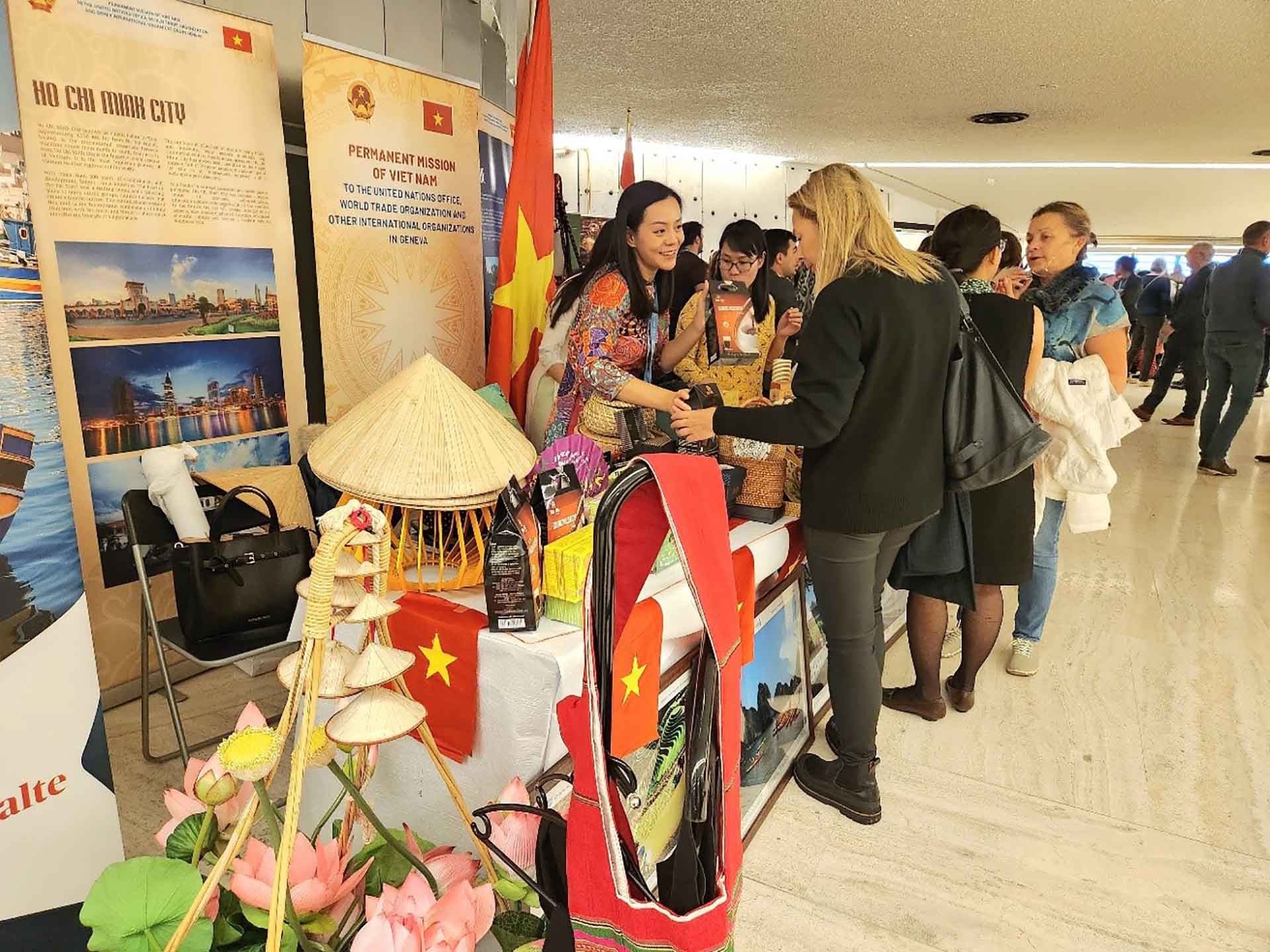 Khách quốc tế đang tìm hiểu về sản phẩm caphe và mỹ nghệ của Việt Nam tại Hội chợ. (Nguồn: TTXVN)