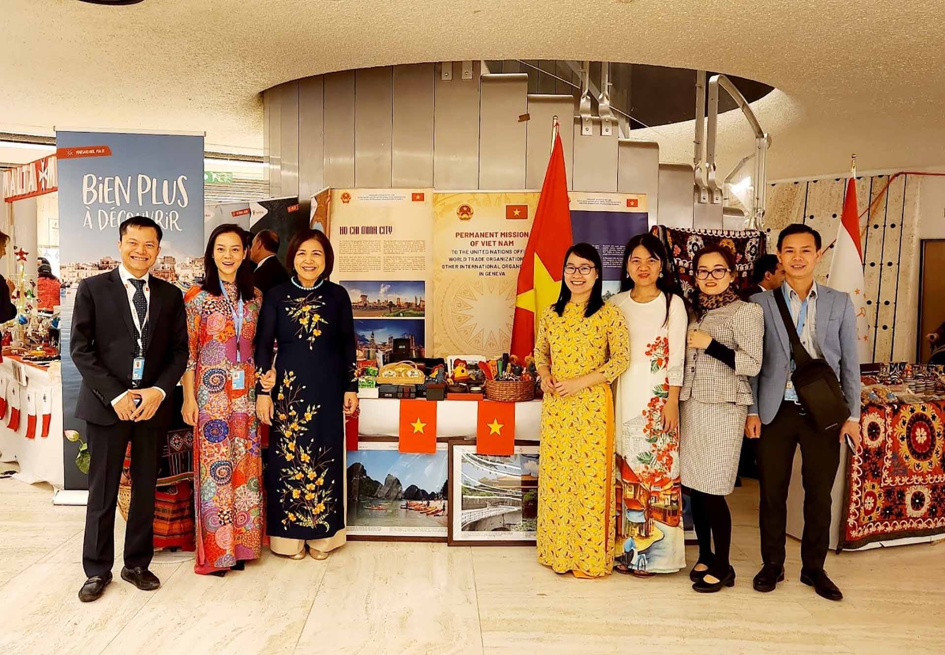 Đại sứ Lê Thị Tuyết Mai cùng một số cán bộ và phu nhân cán bộ Phái đoàn giới thiệu quầy hàng Việt Nam tại Hội chợ. (Nguồn: TTXVN)
