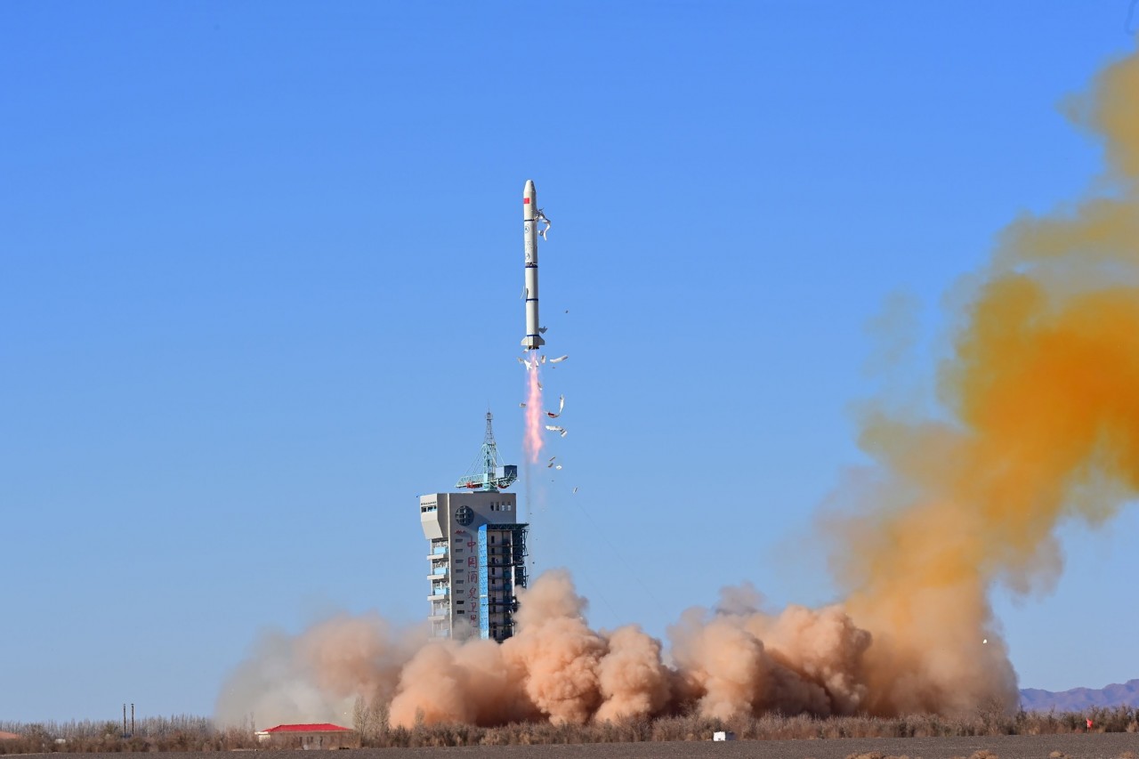Tên lửa đẩy Trường Chinh 2C mang theo vệ tinh theo dõi màu sắc đại dương thế hệ mới rời bệ phóng tại Trung tâm phóng vệ tinh Tửu Tuyền, Trung Quốc, ngày 16/11/2023. (Nguồn: Tân Hoa xã)