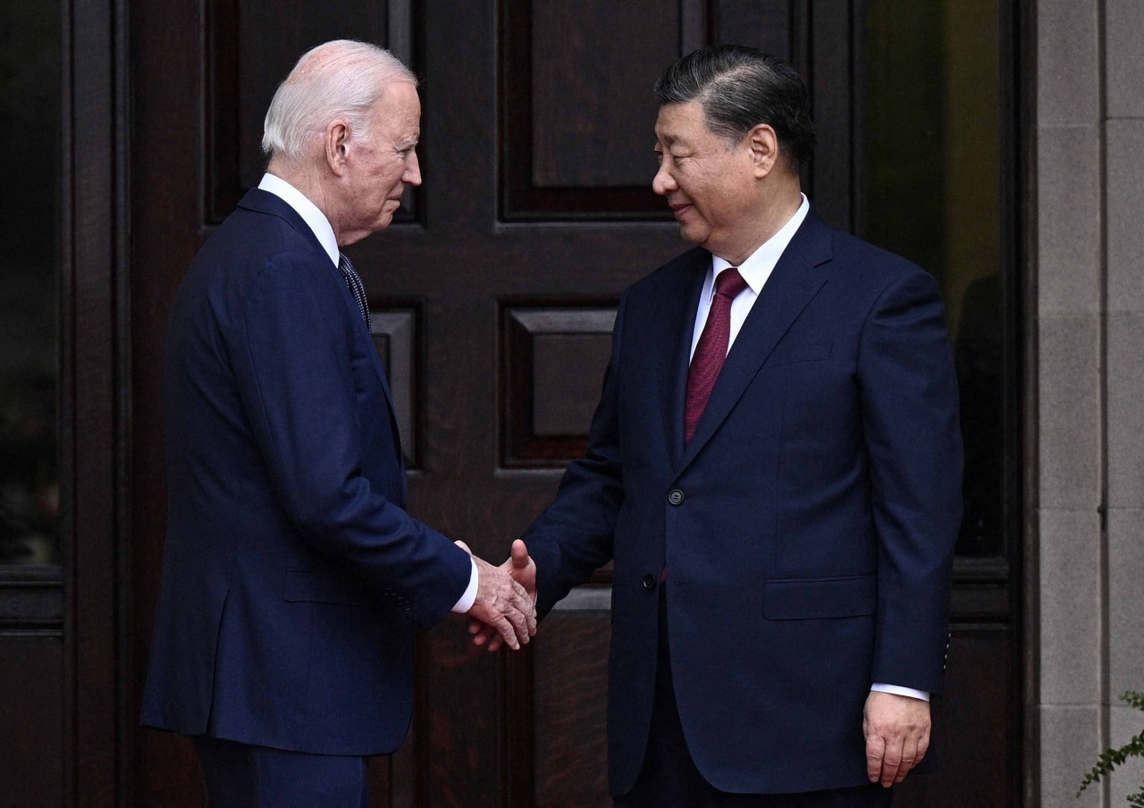Tổng thống Mỹ Joe Biden chào đón Chủ tịch Trung Quốc Tập Cận Bình trước cuộc gặp tại Tuần lễ cấp cao APEC ở Woodside, California ngày 15/11. (Nguồn: AFP)