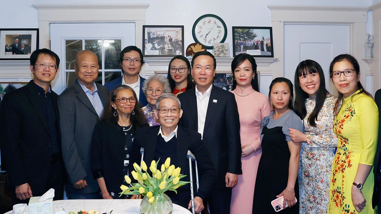 APEC 2023: Chủ tịch nước Võ Văn Thưởng thăm gia đình kiều bào yêu nước tại Hoa Kỳ