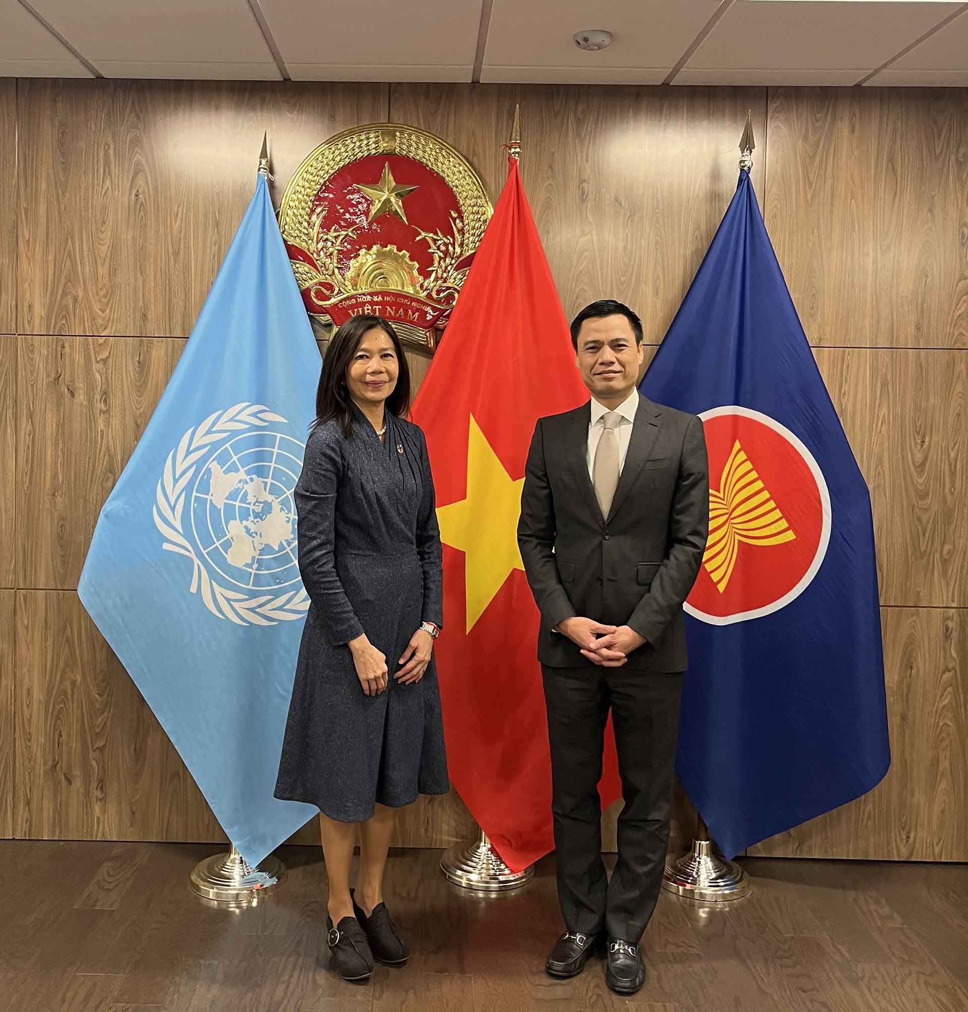 Đại sứ, Trưởng Phái đoàn Việt Nam tại Liên hợp quốc Đặng Hoàng Giang và bà Pauline Tamesis, Điều phối viên thường trú Liên hợp quốc tại Việt Nam. 