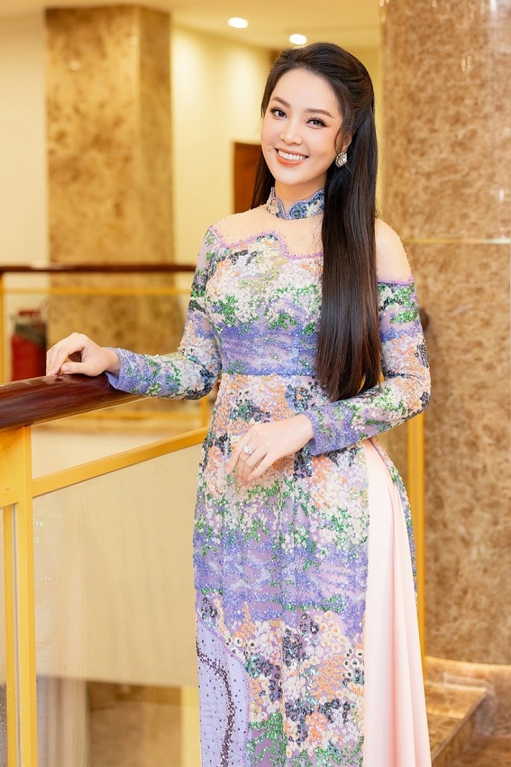 Dàn Hoa hậu, Á hậu Việt Nam khoe sắc với áo dài rực rỡ sắc màu do Ngọc Hân thiết kế