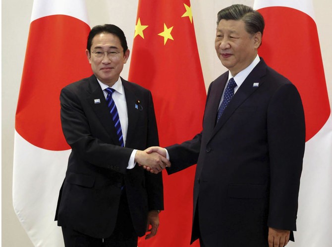 Chủ tịch Trung Quốc Tập Cận Bình và Thủ tướng Nhật Bản Fumio Kishida khẳng định tiếp tục xây dựng quan hệ vì lợi ích cơ bản của người dân hai nước. (Nguồn: AP)
