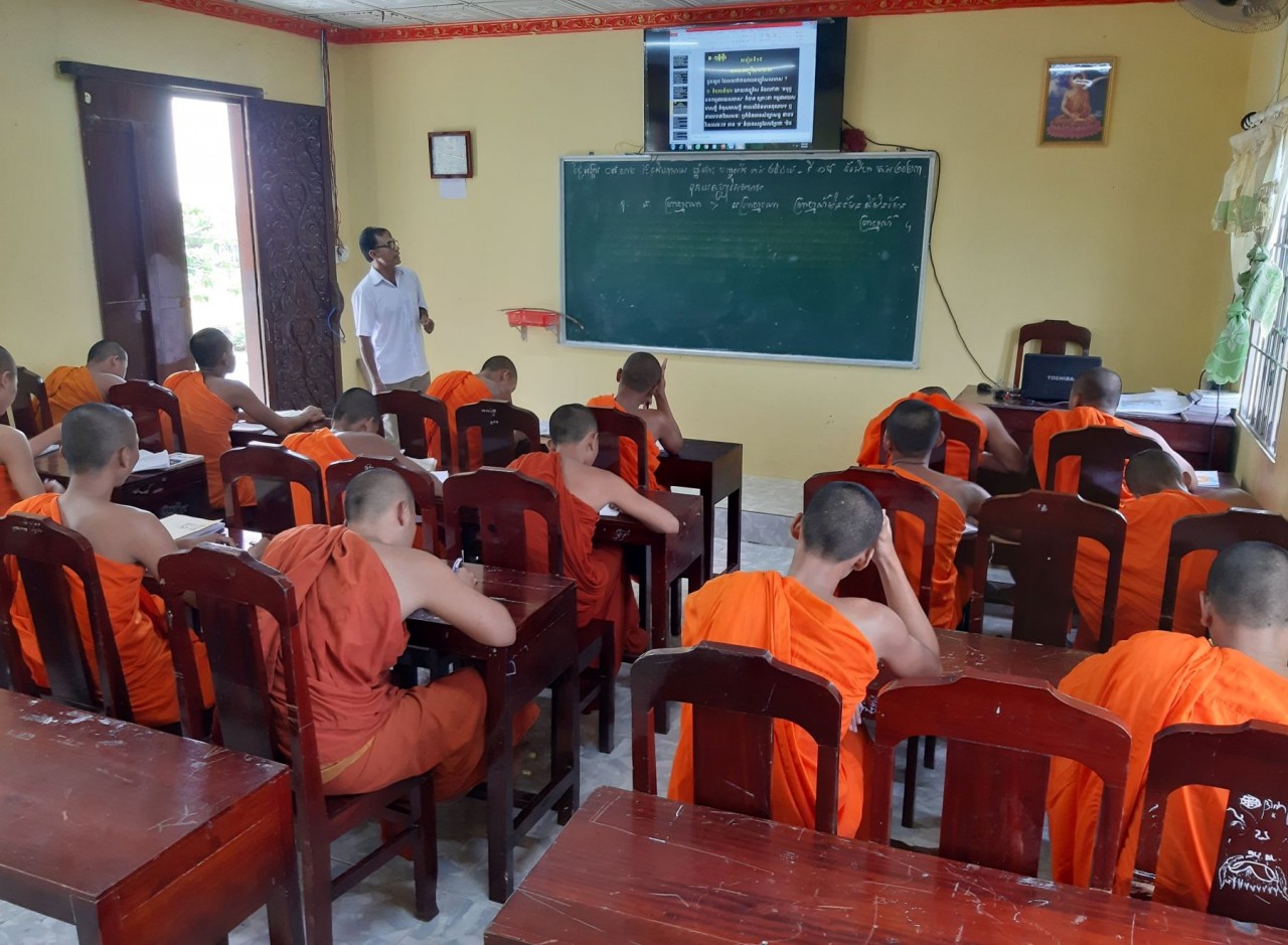 Niềm vui dạy chữ viết dân tộc trong chùa Khmer ở Sóc Trăng
